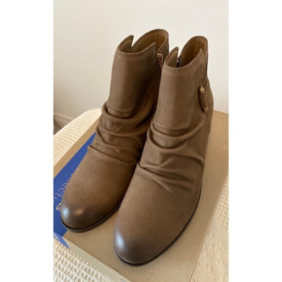 Clarks Charlten Rosa Women's Boots Mushroom Nubuck : 12 B - Medium, NIB - Picture 4 of 16